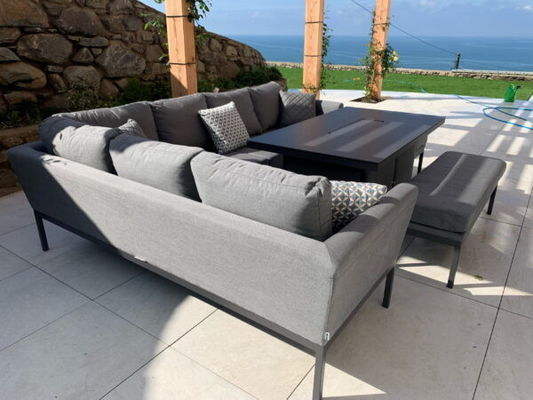 Imballaggio della posta Y AJUNION Tessuti da esterno di lusso Mobili da patio Set da pranzo con tavolo a fuoco
