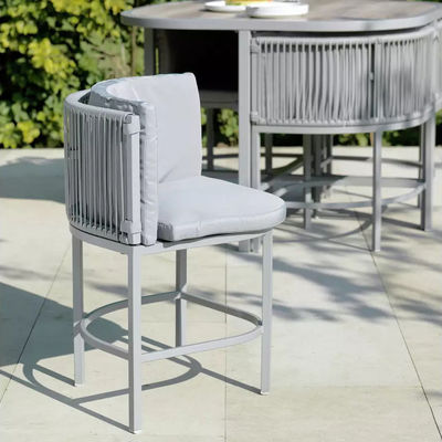 Massimizza il tuo spazio esterno con questo set da pranzo in tessuto di rattan e acciaio che risparmia spazio