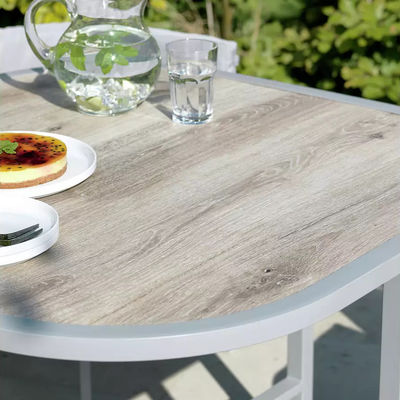 Massimizza il tuo spazio esterno con questo set da pranzo in tessuto di rattan e acciaio che risparmia spazio