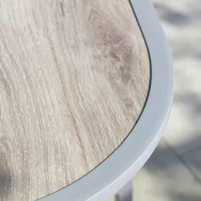 Massimizza il tuo spazio esterno con questo set da pranzo in tessuto di rattan e acciaio che risparmia spazio