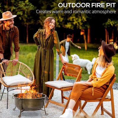 Grill e copertura a carbone per barbecue in cortile esterno