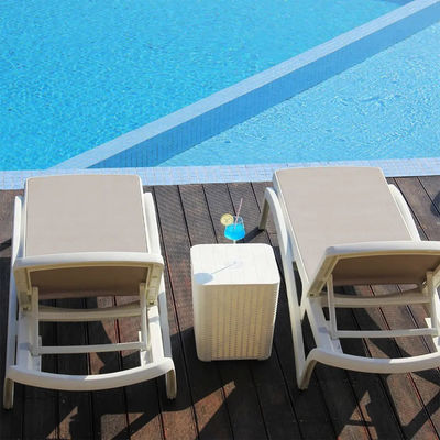 Giardino esterno Teslin in plastica Chaise impilabile Poltrone a sdraio per hotel Patio spiaggia