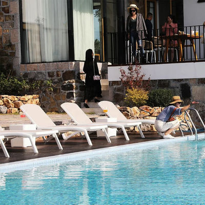 Giardino esterno Teslin in plastica Chaise impilabile Poltrone a sdraio per hotel Patio spiaggia