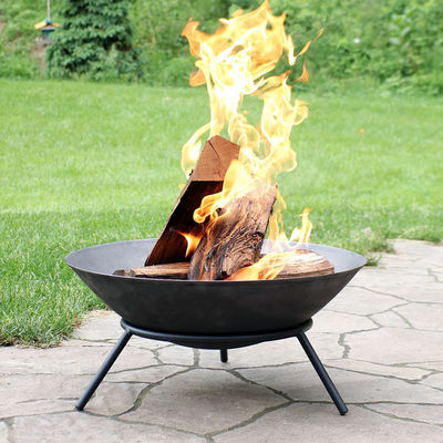 Fuoco rotondo fornito per la combustione del legno in giardino nel cortile di casa e per le riunioni all'aperto