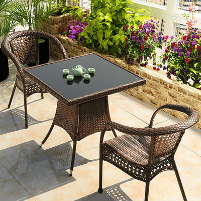 Balcone giardino esterno poltrona impilabile e tavolo da pranzo in vimini per il tempo libero