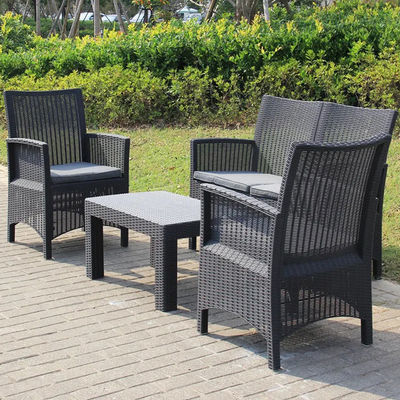 Trasforma il tuo patio in un paradiso nordico con un set di tavoli e sedie in plastica