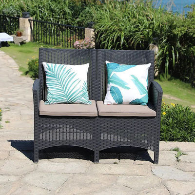 Trasforma il tuo patio in un paradiso nordico con un set di tavoli e sedie in plastica