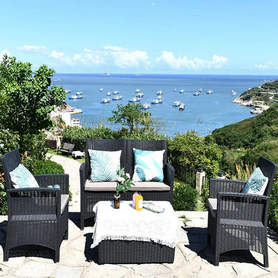 Trasforma il tuo patio in un paradiso nordico con un set di tavoli e sedie in plastica