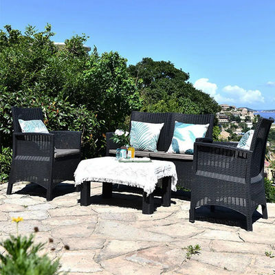 Trasforma il tuo patio in un paradiso nordico con un set di tavoli e sedie in plastica