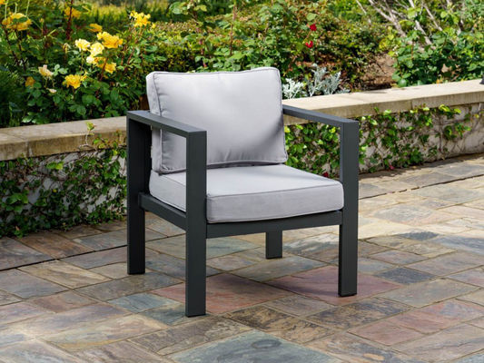 27.5" L x 25.5" W 26" H Set da pranzo in alluminio con tavolo in legno poliedrico e buco per ombrello