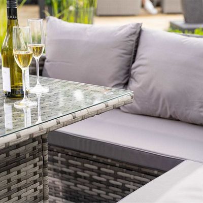 Aggiungi eleganza al tuo giardino con AJUNION Wicker Sofa Set e Fire Pit Table