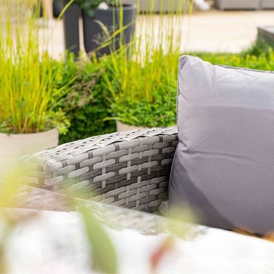 Aggiungi eleganza al tuo giardino con AJUNION Wicker Sofa Set e Fire Pit Table