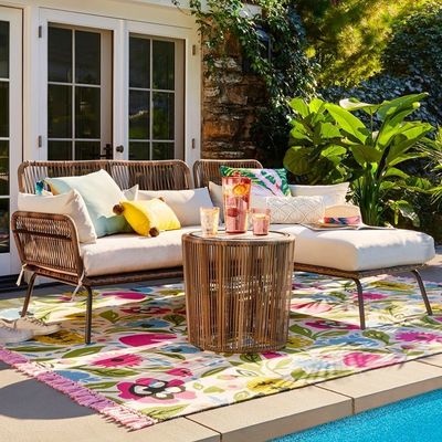 Set giardino all'aperto per il tempo libero con mobili di vimini tessuti a mano e divano sezionale