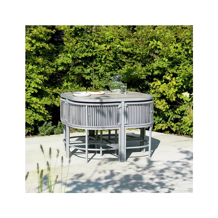 Massimizza il tuo spazio esterno con questo set da pranzo in tessuto di rattan e acciaio che risparmia spazio