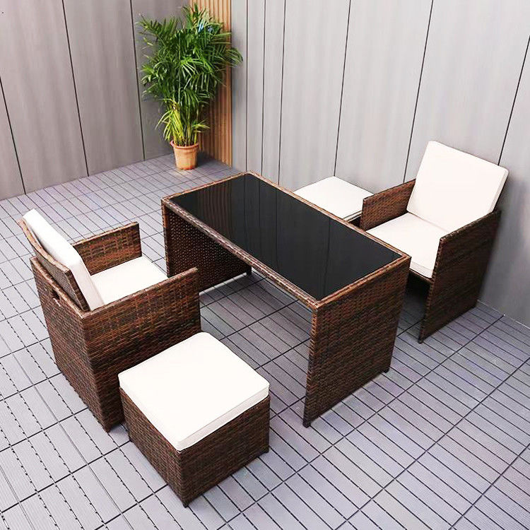 Set di giardino di plastica di rattan moderno per il giardino.