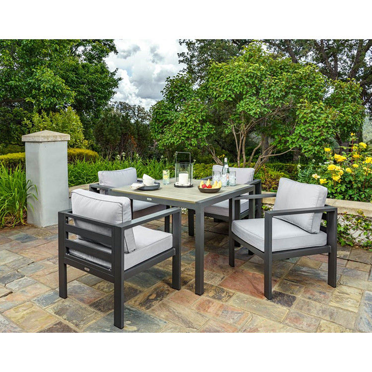 27.5" L x 25.5" W 26" H Set da pranzo in alluminio con tavolo in legno poliedrico e buco per ombrello